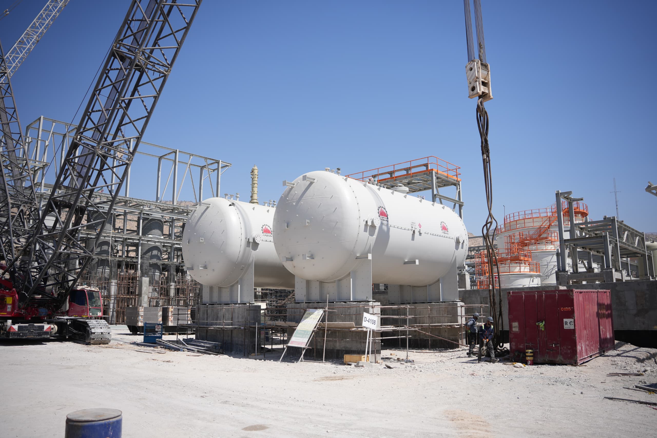 پیشرفت طرح پلی‌اتیلن سنگین شرکت صنایع پلیمر گچساران از ۵۰ درصد عبور کرد/ نصب مخازن دوقلوی ذخیره بوتن پروژه   